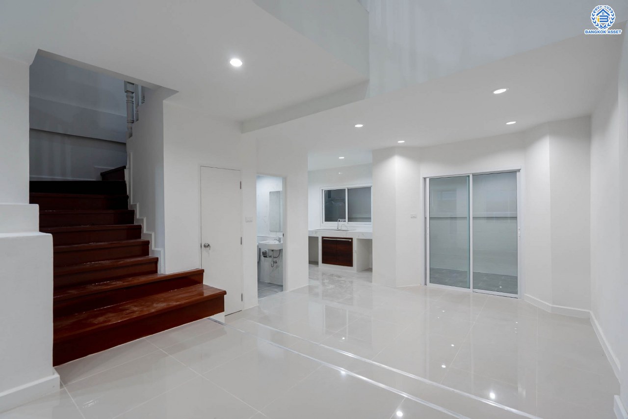 บ้านมือสองตกแต่งใหม่ โครงการ นันทนาการ์เด้น-พาร์คเพลส 345 ราชพฤกษ์-ติวานนท์ เนื้อที่ 27 ตร.ว. ฟังก์ชัน 3 ห้องนอน 2 ห้องน้ำ จอดรถได้ 2 คัน บรรยากาศเงียบสงบเป็นส่วนตัว สิ่งอำนวยความสะดวกมากมาย! บนทำเลศักยภาพ เชื่อมต่อถนนราชพฤกษ์ ใกล้จุดขึ้นทางด่วน "ศรีสมาน"